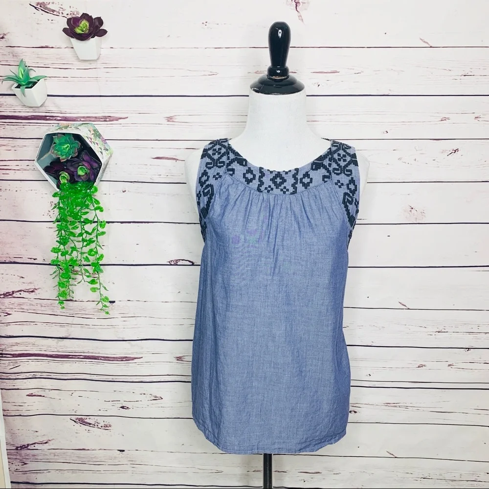 Old Navy Embroidered Blue Chambray Denim Sleeveless Casual Top Size Medium - Picture 4 of 8